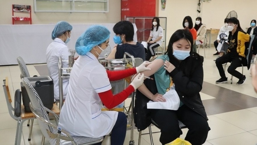 Vaccination is one of the effective tools to help people better protect themselves from virus infection. Photo: VOV