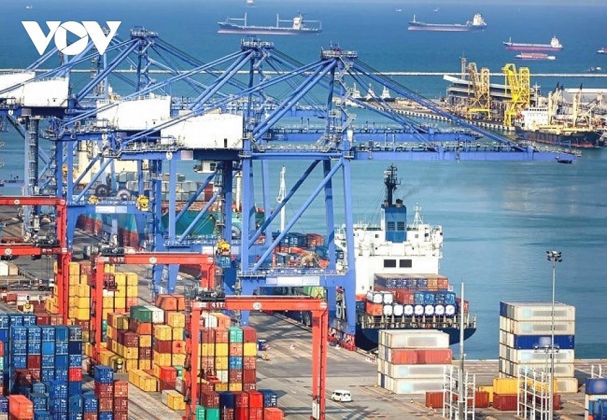 Vietnam achieves a trade surplus of US$4.08 billion and enjoys positive growth of 2.58% in 2021. Photo: VOV