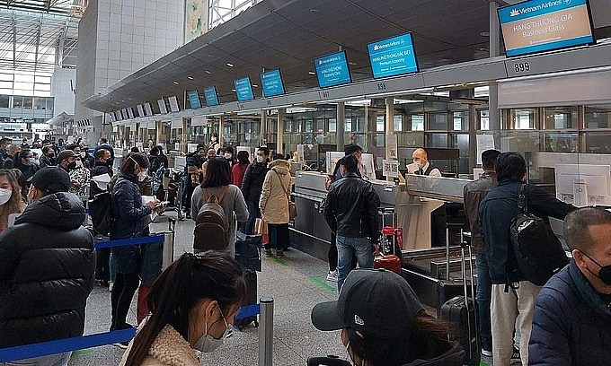 Passengers wait at Frankfurt Airport in Germany for a flight to Hanoi, January 25, 2022. Photo courtesy of Vietnam Airlines
