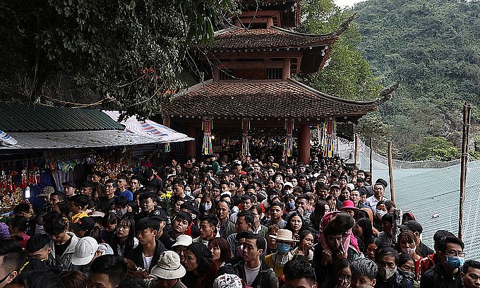 Pilgrims flood Perfume Pagoda in Hanoi late January 2020. Photo: VnExpress