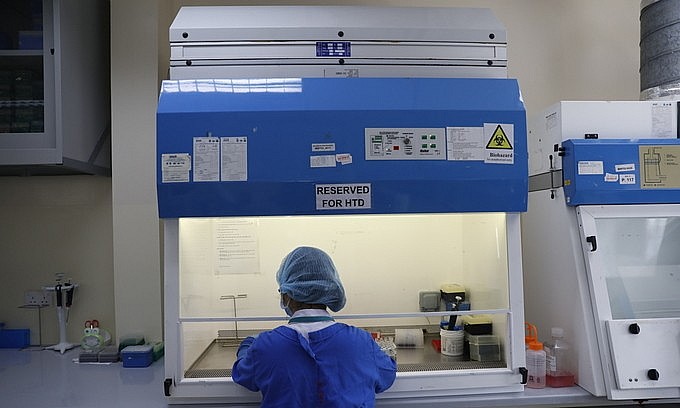 Medical staff works at the Molecular Biological Testing Department for Covid-19 research of HCMC Hospital for Tropical Diseases. Photo: VnExpress