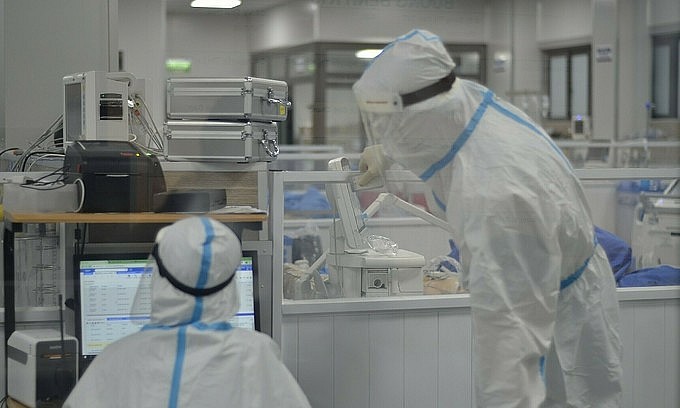 Doctors on duty at a Covid-19 treatment hospital in Hanoi during the Lunar New Year's Eve on January 31, 2022. Photo: VnExpress