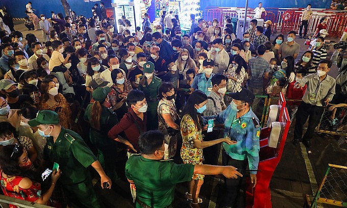 People scan the QR code for health declaration to visit the Nguyen Hue flower street in HCMC, January 29, 2022. Photo: VnExpress