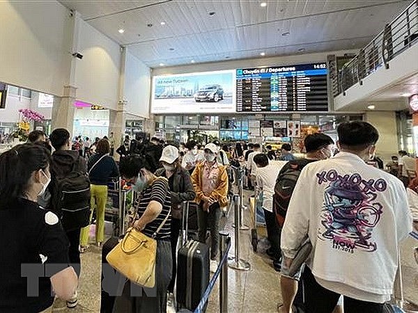 Passengers line up at the check-in counter of Bamboo Airways. Photo: VNA