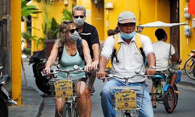 Foreign tourists with a hotel guide in Hoi An, March 18, 2020. Photo: VnExpress