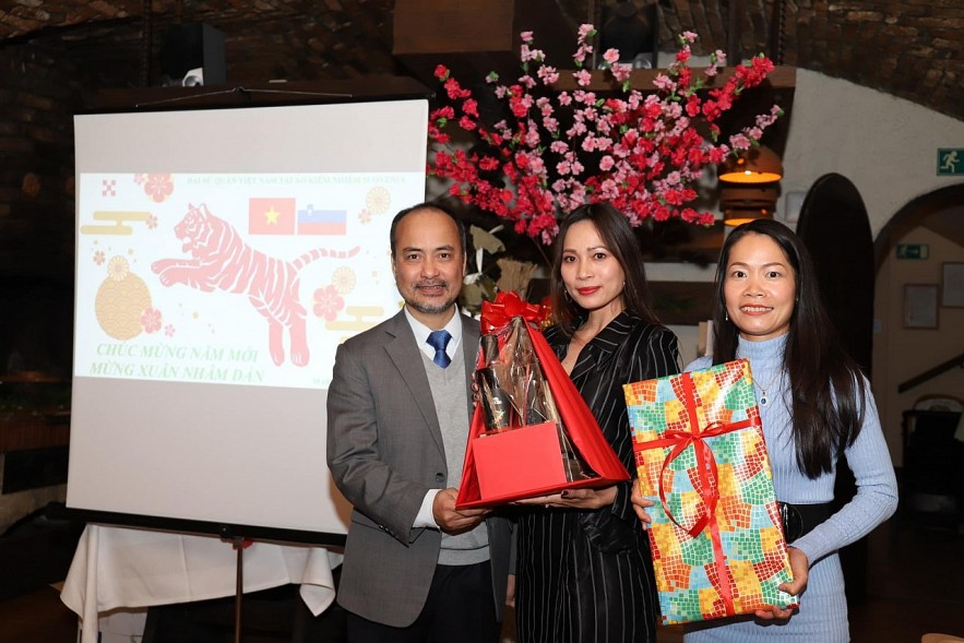 Overseas Vietnamese Contribute to Covid-19 Fight in Slovenia