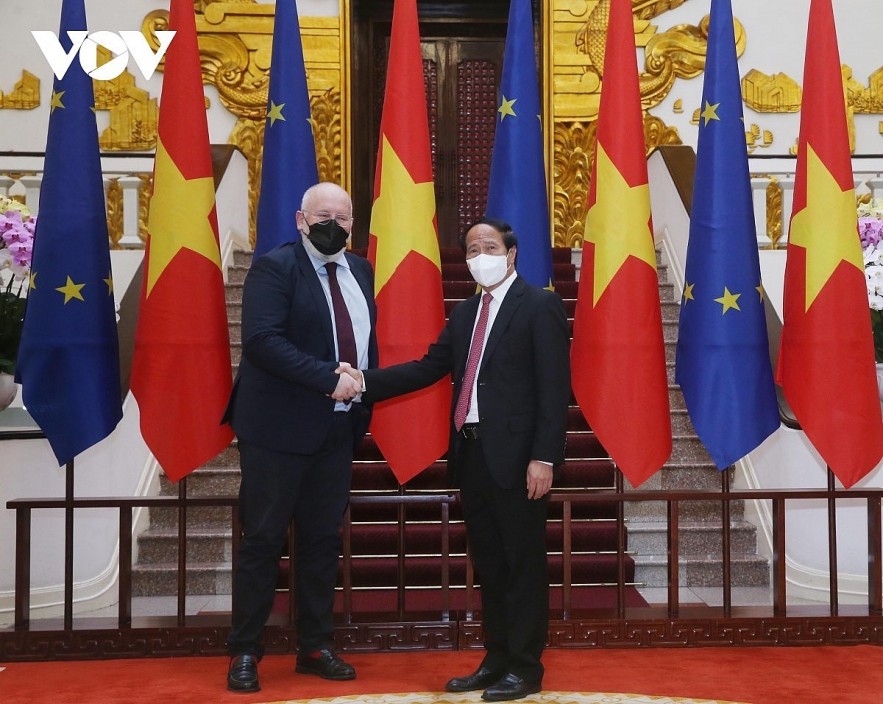 Deputy PM Le Van Thanh welcomes EC Vice President Frans Timmermans in Hanoi on February 18. Photo: VOV