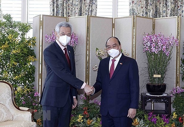 President Nguyen Xuan Phuc (R) meets with Singaporean Prime Minister Lee Hsien Loong in the city state on February 25. Photo: VNA
