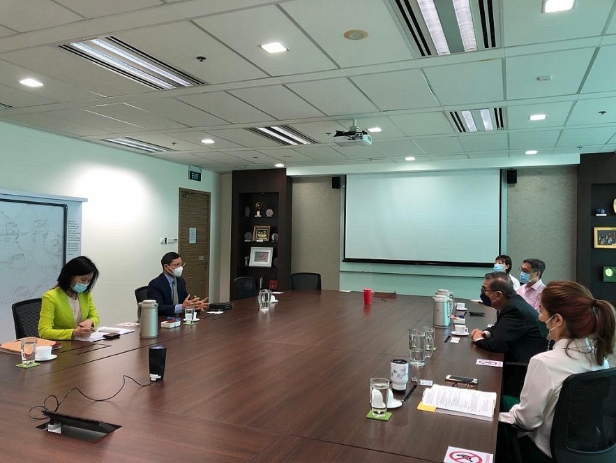 VUFO Awards Medal to Singapore International Foundation