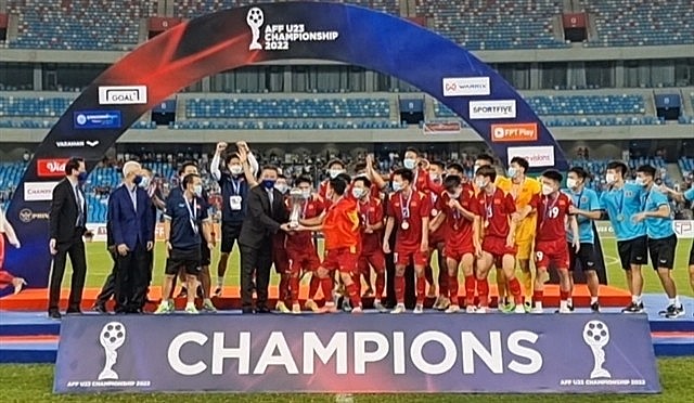 Vietnamese players receive the championship trophy from AFF President Maj Gen Khiev Sameth. Photo: aseanfootball.org