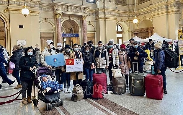 Vietnamese Embassy and community in Hungary welcome and support Vietnamese from Ukraine. Photo: VNA