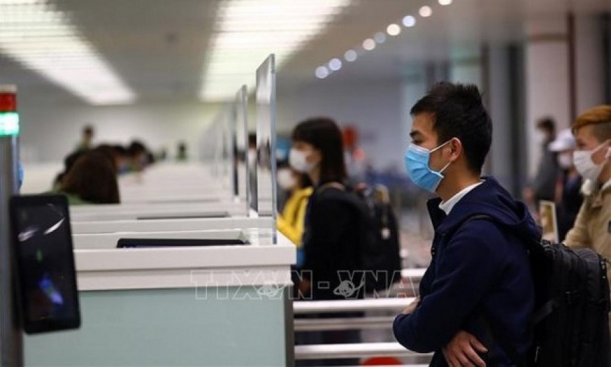 Air passengers wait to handle entry procedures at Noi Bai International Airport in Hanoi. Photo: VNA