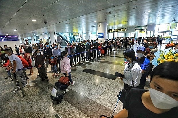 Vietnamese in Ukraine arrive in Hanoi after a long flight. Photo: VNA