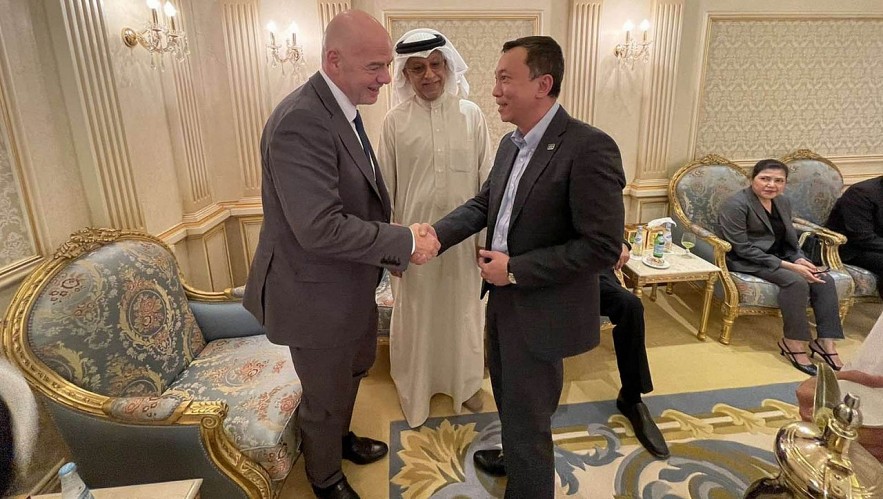 VFF's acting President Tran Quoc Tuan meets with FIFA and AFC leaders. Photo: NDO