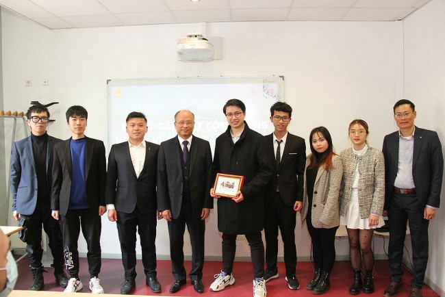 Vietnamese Community in Toulouse Looks Towards Fatherland