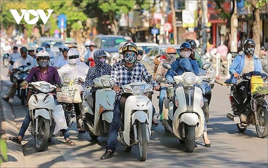 Hanoians will suffer the first heat wave on April 22. Photo: VOV