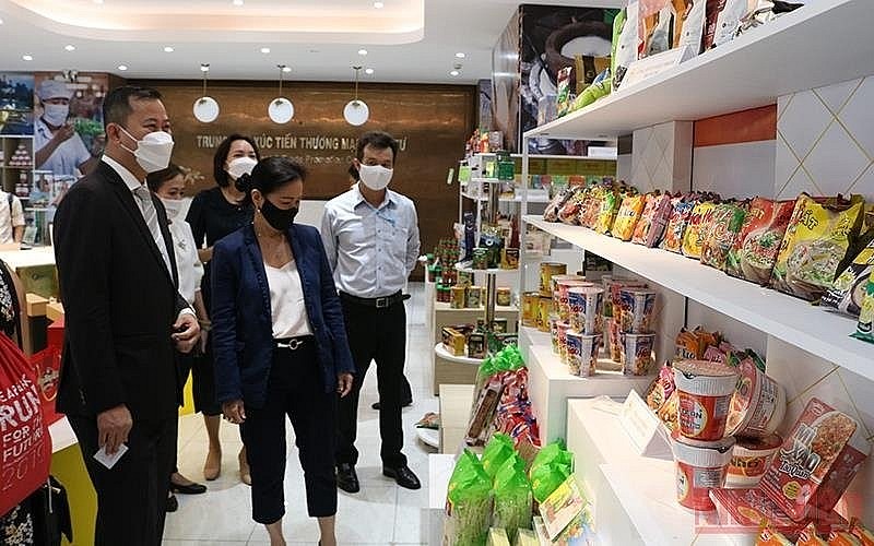 Delegates visit a booth run by the ITPC. Photo: NDO