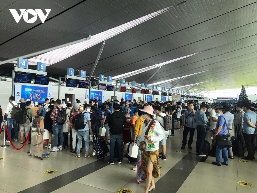 Noi Bai Airport sees record passenger numbers ahead of national holidays. Photo: VOV
