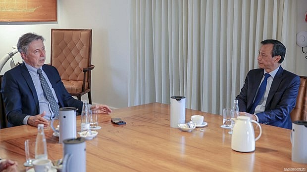 Ambassador Luong Thanh Nghi (R) at the working session with leaders of Asia House. Photo: baoquocte.vn)
