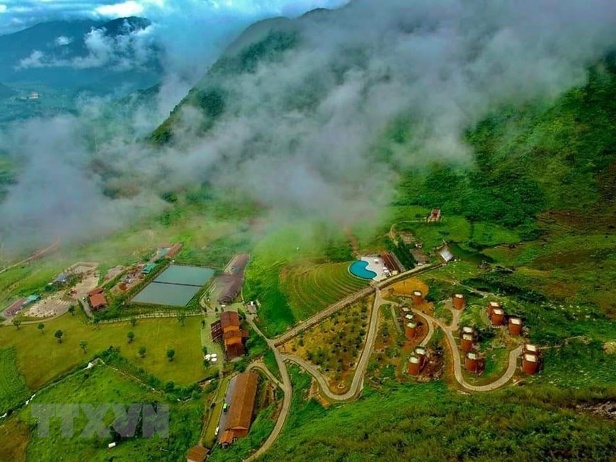 Resort’ sling-shaped houses of H'mong ethnic group set Vietnamese record, with video
