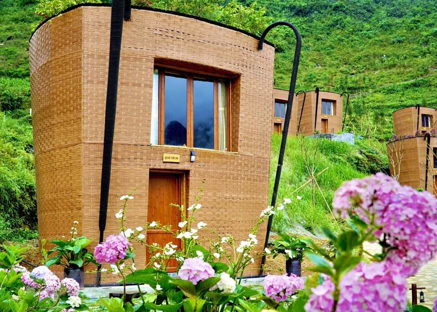 Resort’ sling-shaped houses of H'mong ethnic group set Vietnamese record, with video