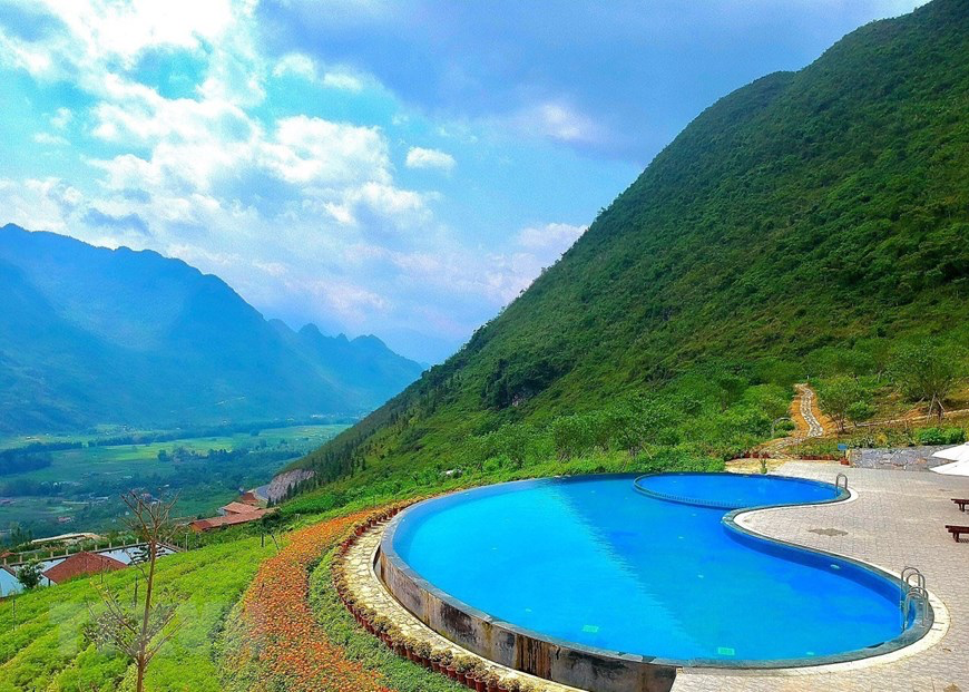 Resort’ sling-shaped houses of H'mong ethnic group set Vietnamese record, with video