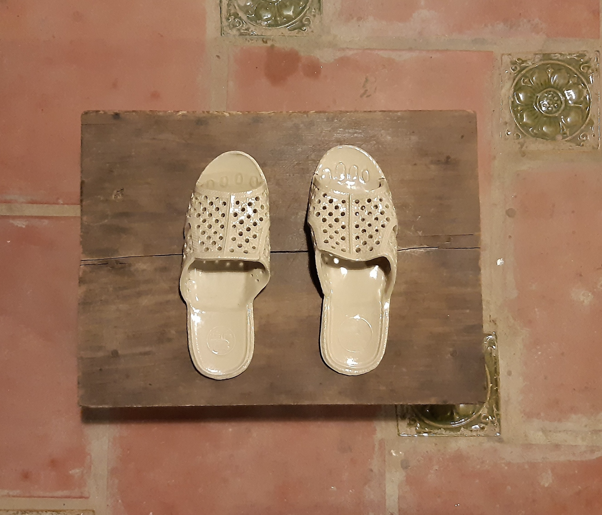 Belgian woman in Vietnam: Pick up lost sandal on roads