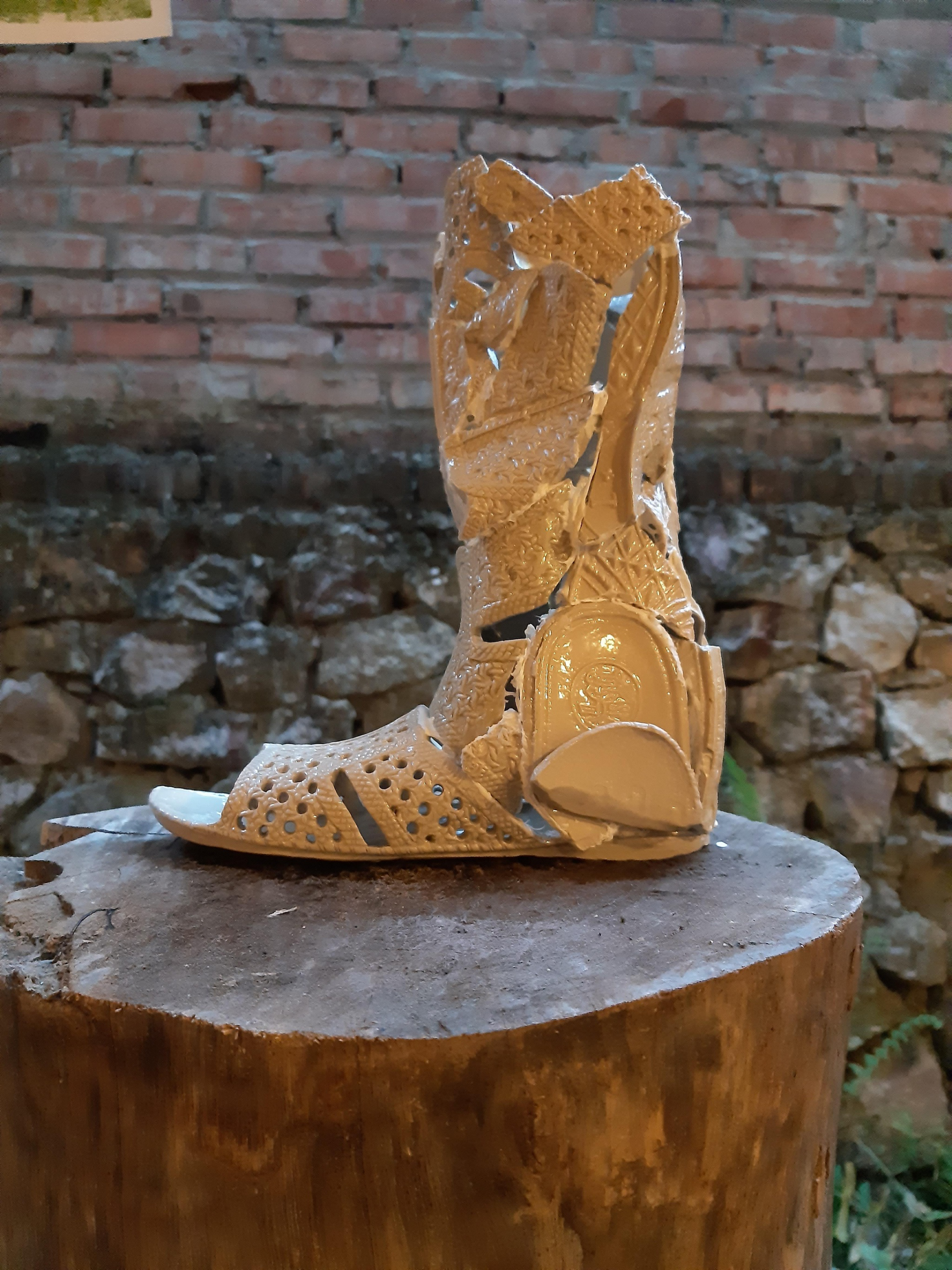 Belgian woman in Vietnam: Pick up lost sandal on roads