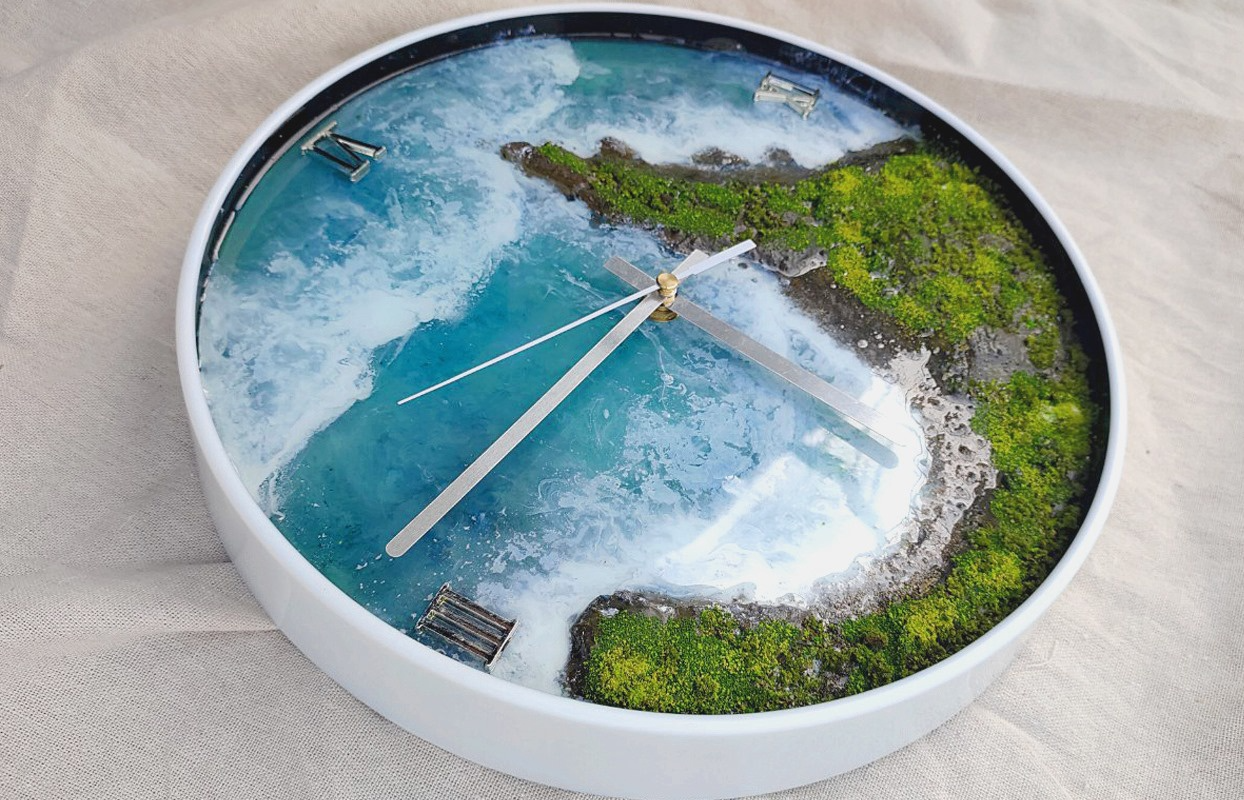 In photo and video: Lifelike clock paintings made of glue, sand and stone