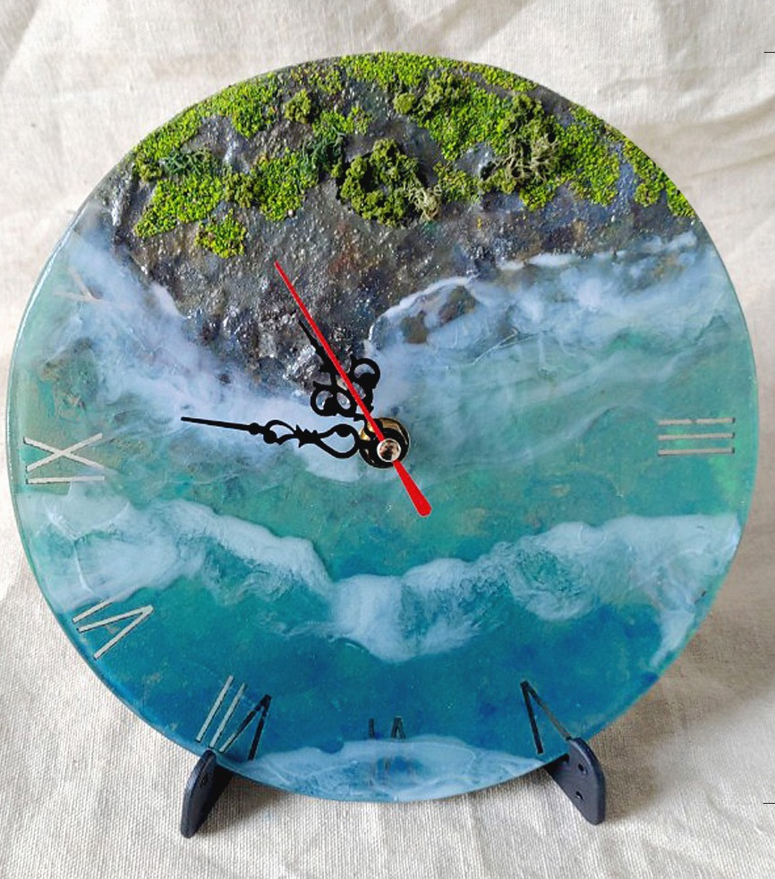 In photo and video: Lifelike clock paintings made of glue, sand and stone
