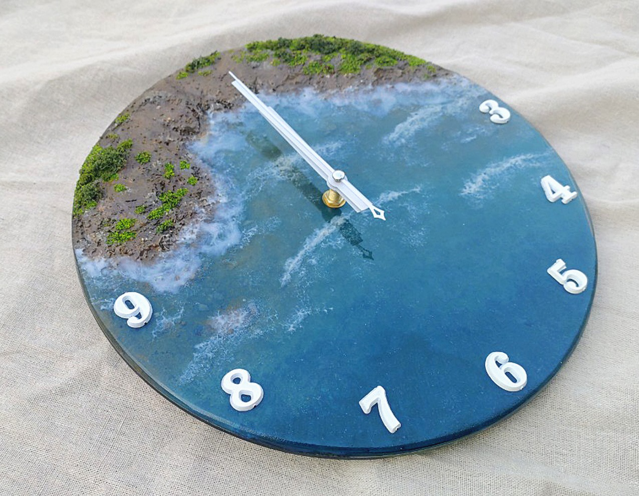 In photo and video: Lifelike clock paintings made of glue, sand and stone