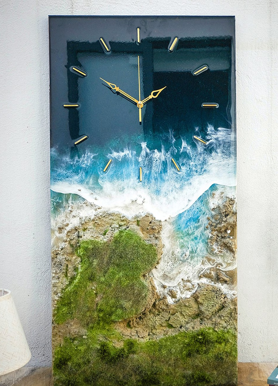 In photo and video: Lifelike clock paintings made of glue, sand and stone