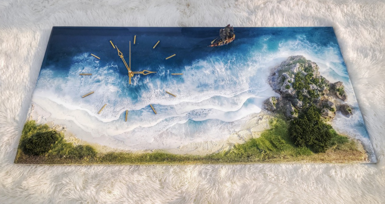 In photo and video: Lifelike clock paintings made of glue, sand and stone