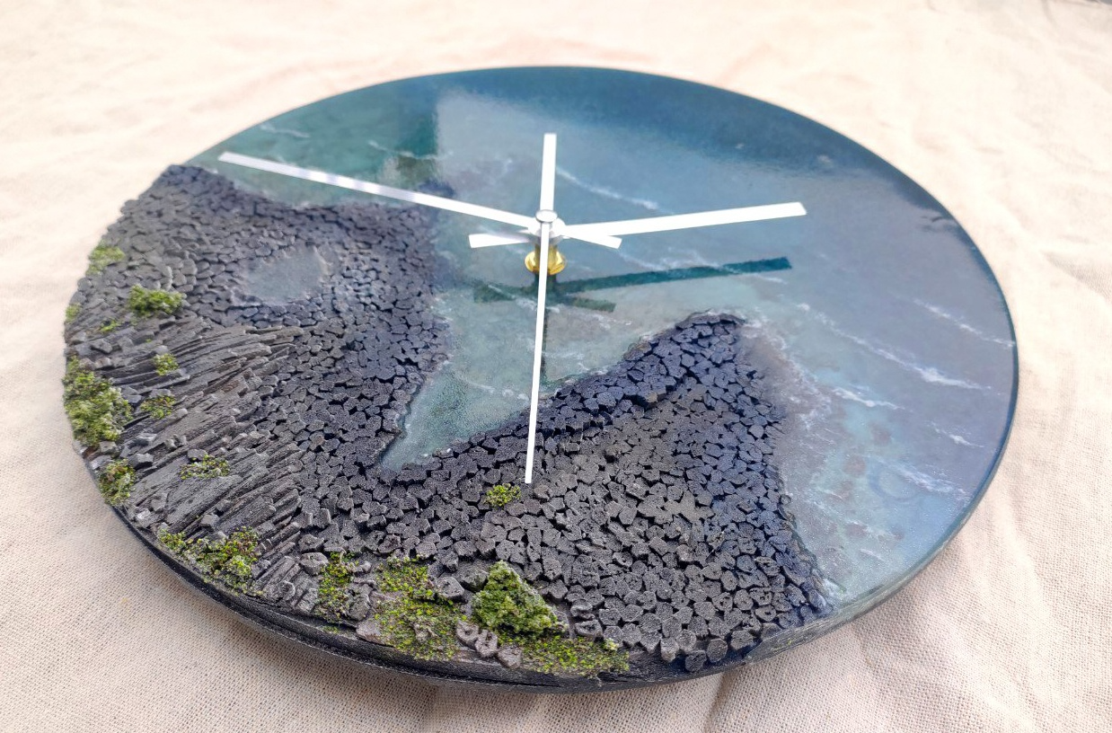 In photo and video: Lifelike clock paintings made of glue, sand and stone