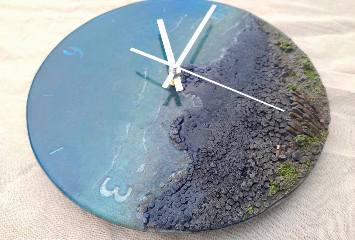In photo and video: Lifelike clock paintings made of glue, sand and stone