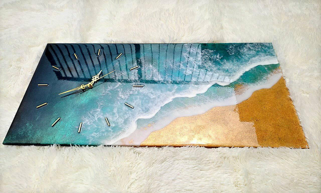 In photo and video: Lifelike clock paintings made of glue, sand and stone