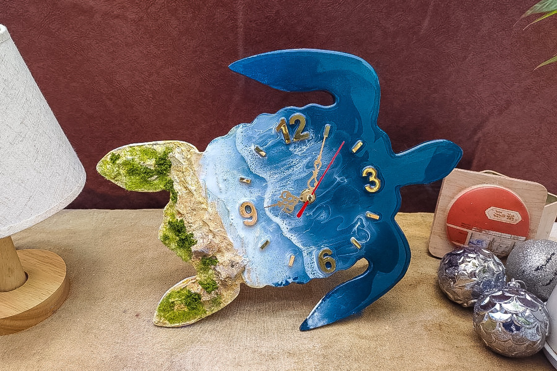 In photo and video: Lifelike clock paintings made of glue, sand and stone