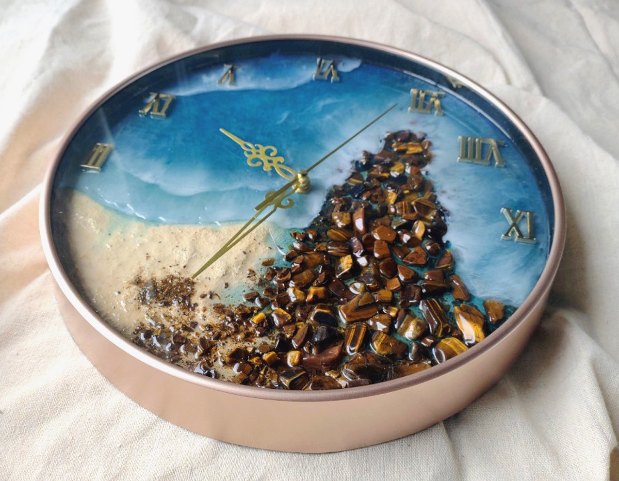In photo and video: Lifelike clock paintings made of glue, sand and stone