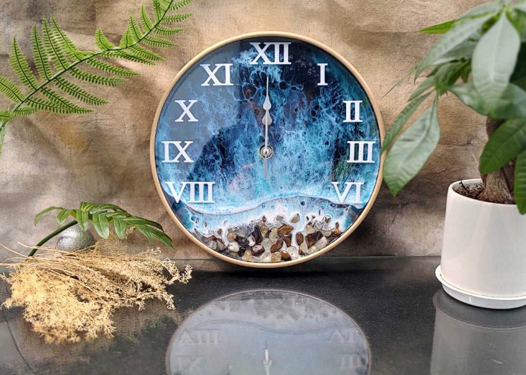 In photo and video: Lifelike clock paintings made of glue, sand and stone