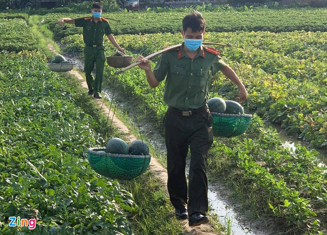 Police sell watermelons to help people in Bac Giang blockade areas