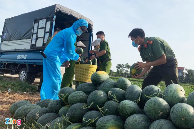 Police sell watermelons to help people in Bac Giang blockade areas