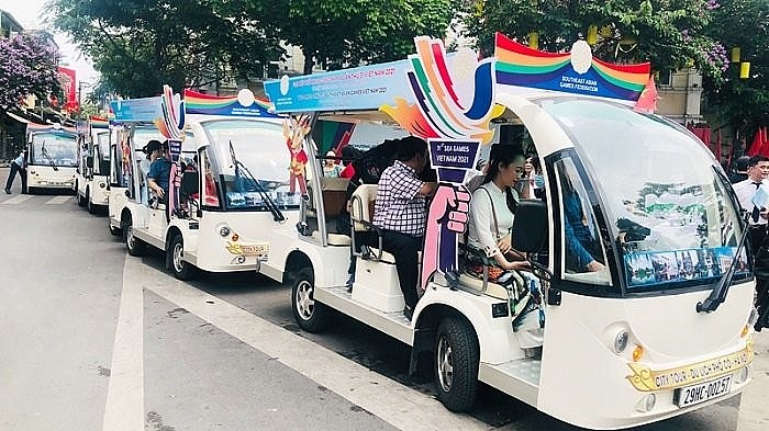 Tours by electric car launched for visitors to explore Hanoi’s Old Quarter. Photo: hanoimoi.com.vn