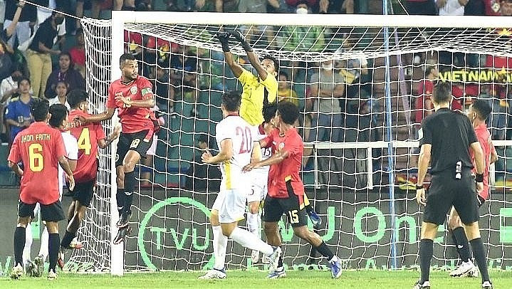 Vietnam pour constant pressure on the Timor Leste side during their last Group A match on Sunday. Photo: NDO