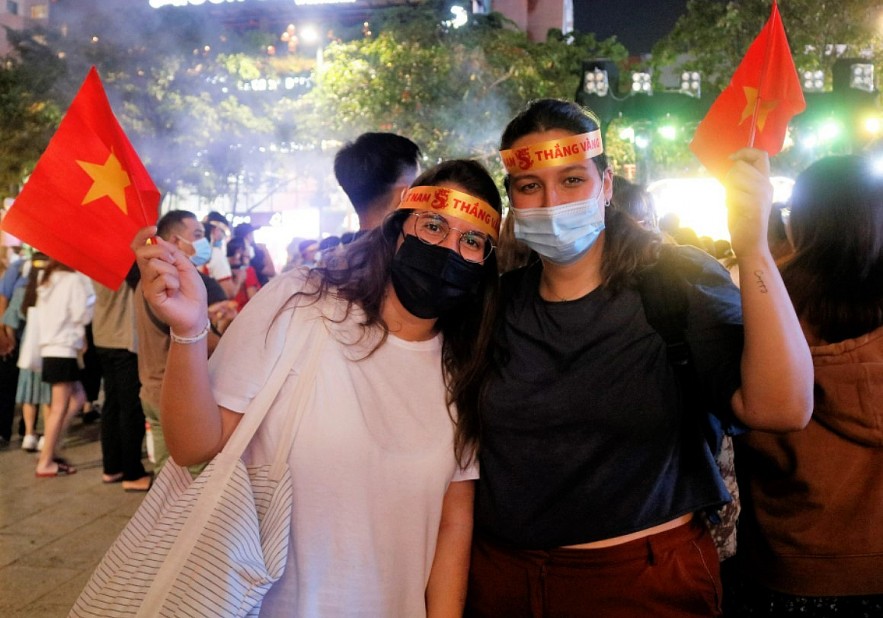 Expats in HCMC Impressed by Patriotic Vietnamese Fans
