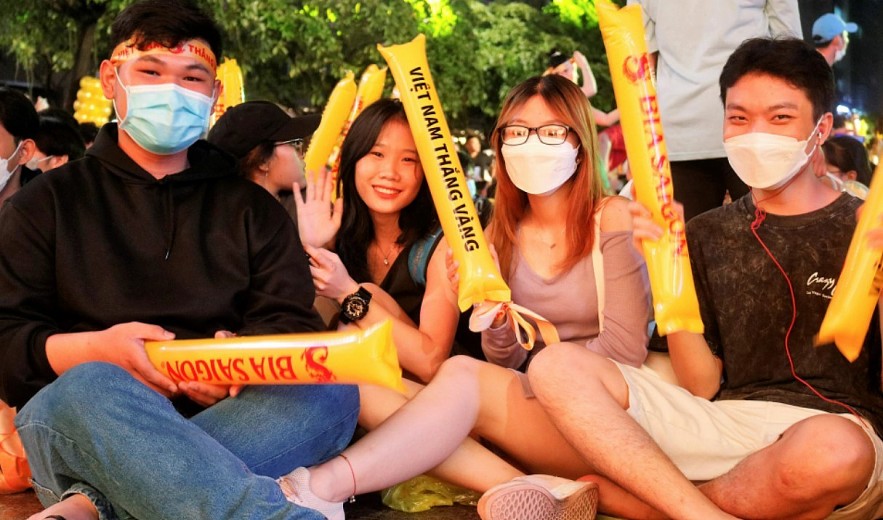 Expats in HCMC Impressed by Patriotic Vietnamese Fans