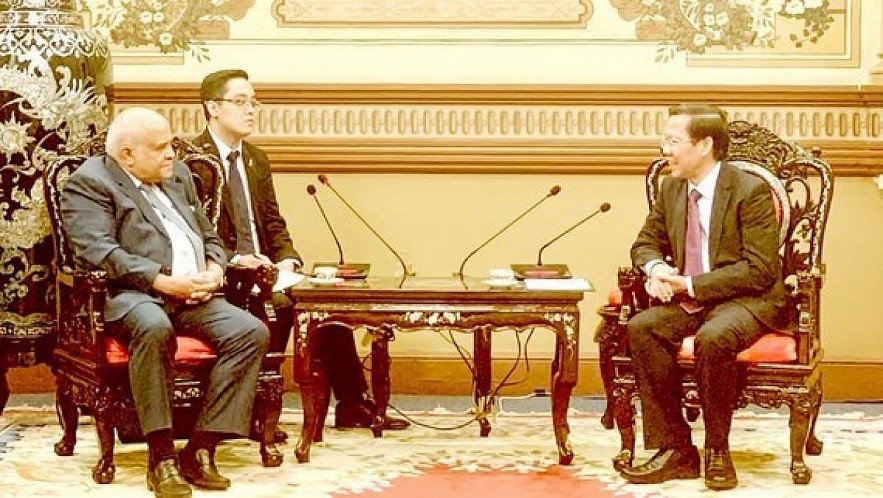 Phan Van Mai, chairman of the Ho Chi Minh City People’s Committee hosts new Cuban Ambassador to Vietnam Orlando Nicolas Hernandez Guillent. Photo: sggp.org.vn