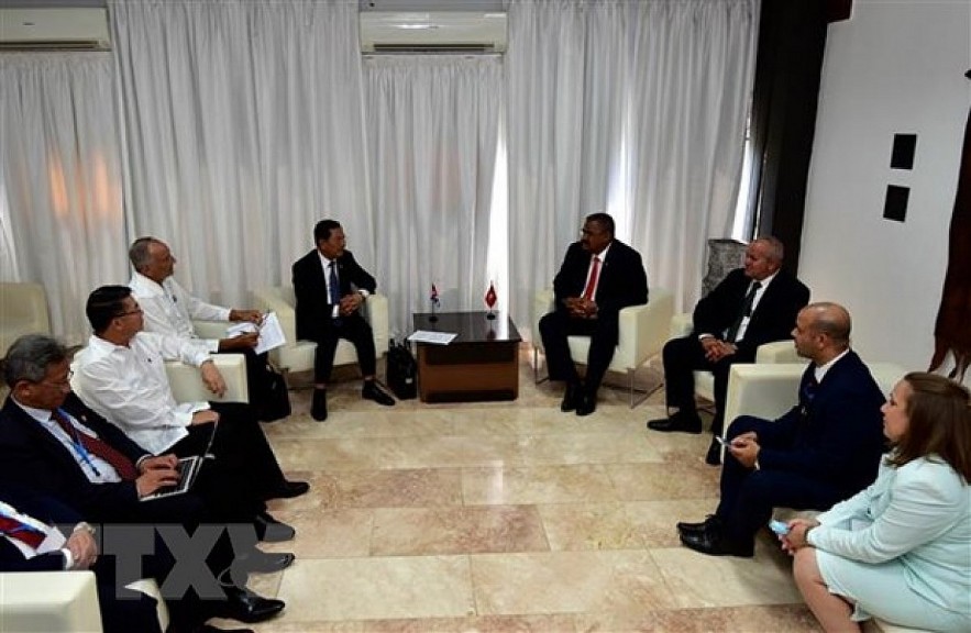  The delegation from the Supreme People's Court of Vietnam works with their Cuban counterparts. Photo:VNA