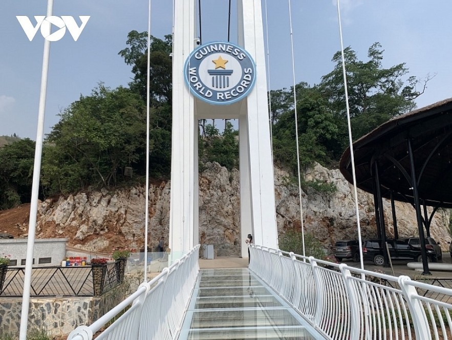 The Bach Long pedestrian bridge in Son La becomes the world's longest glass-bottomed bridge. Photo: VOV