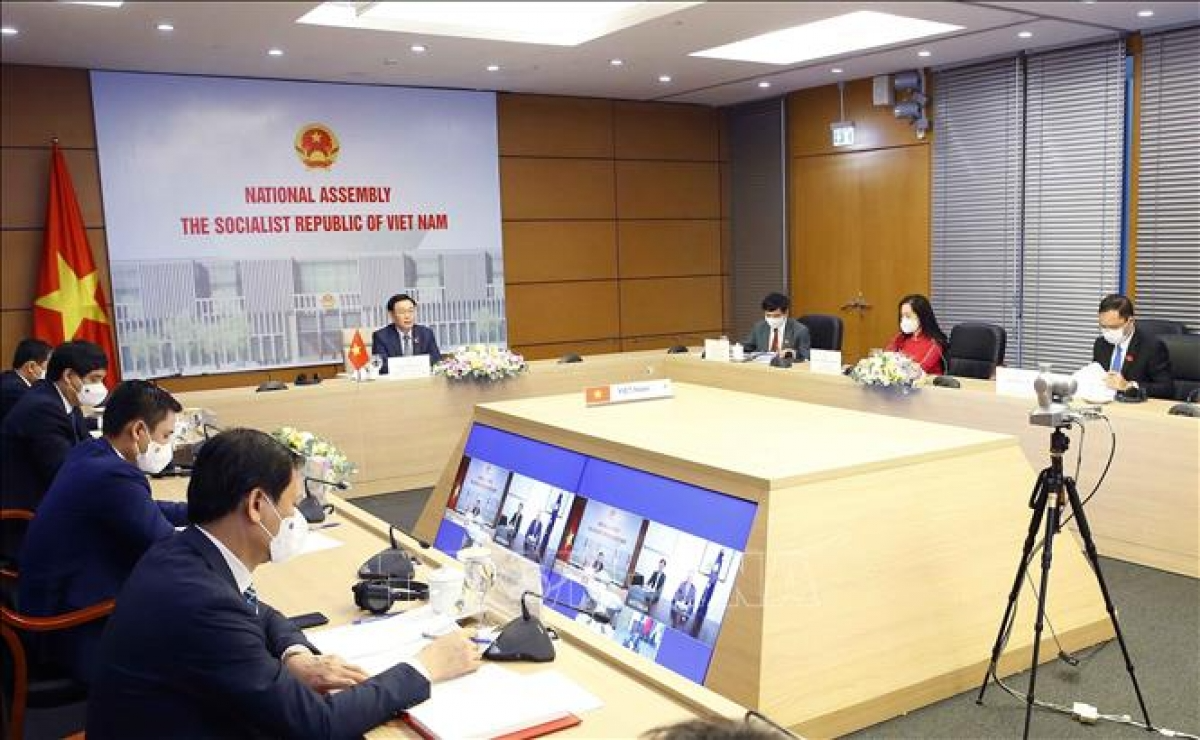 Vietnamese National Assembly Chairman Vuong Dinh Hue pushes for stronger ties between the legislative bodies of Vietnam and Australia during talks with House of Representatives Speaker Tony Smith on June 7. Photo: VNA
