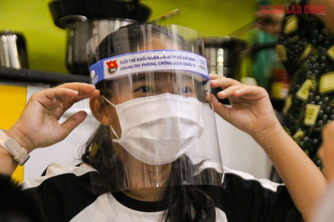 Crafty Vietnamese make products for the Covid age - video